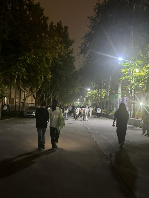 青少年考前晚饭后小区散步实拍