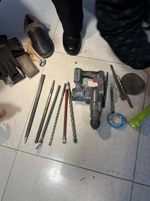 警方展示查获的盗墓工具和被盗文物