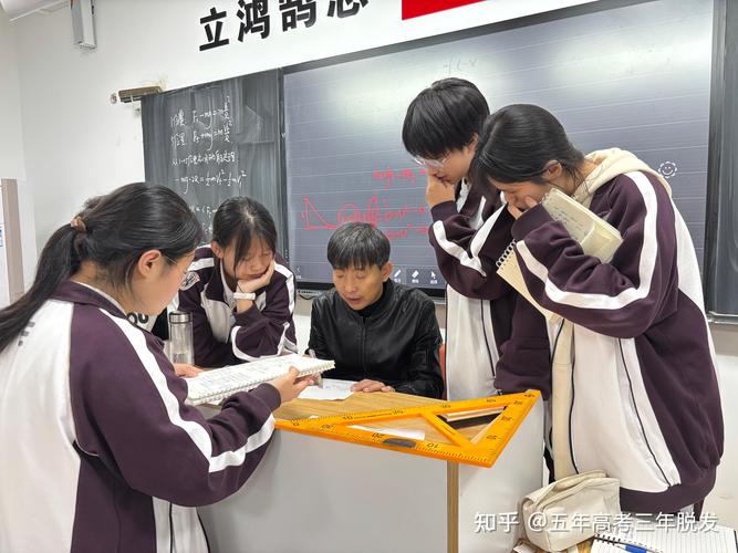课堂上学生小组项目式学习讨论场景