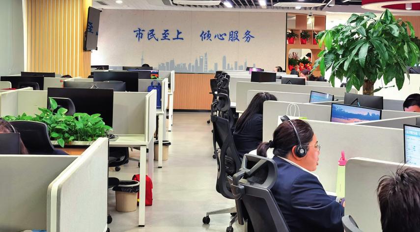 12348公共法律服务热线接线员工作场景