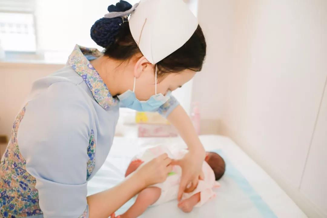 新手妈妈给宝宝换尿布做臀部护理实拍图