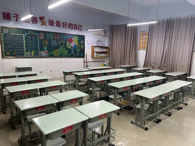 中小学教室后排整理黑板的学生