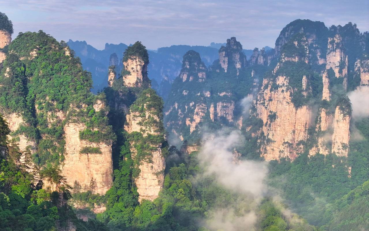 张家界武陵源晨雾缠绕峰林图