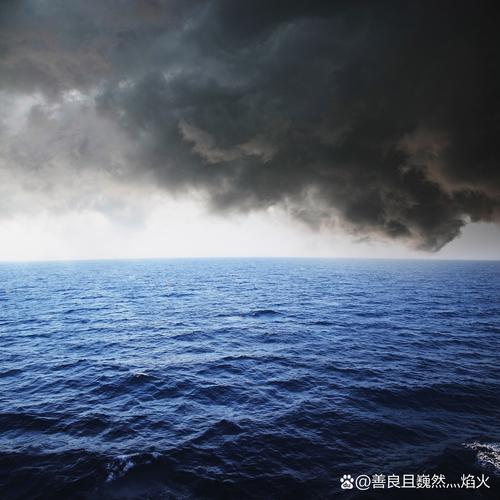 马尔代夫雨季乌云密布的阴沉海景