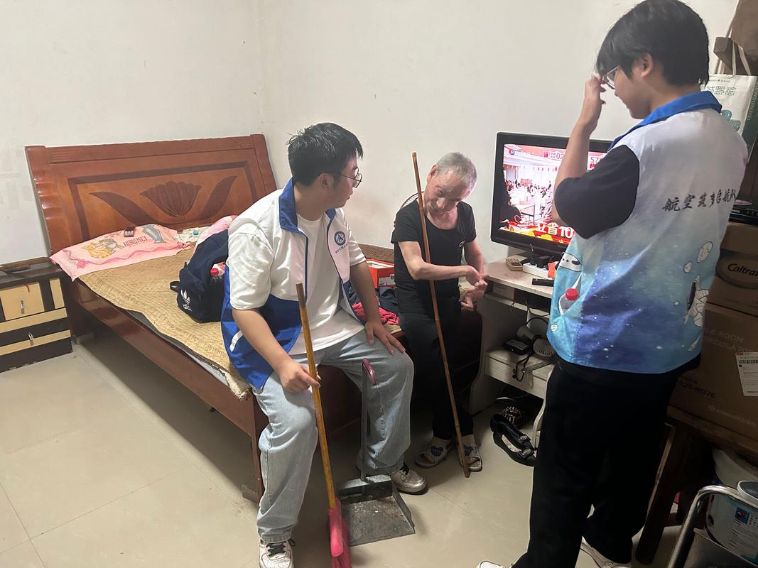 大学生社会实践乡村走访留守老人