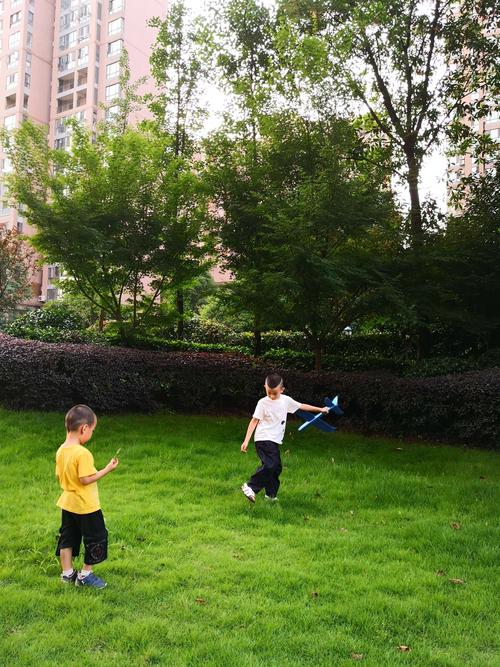 小区楼下孩童踢塑料瓶场景