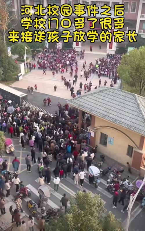 邯郸初中生被害案学校门口家长聚集场景