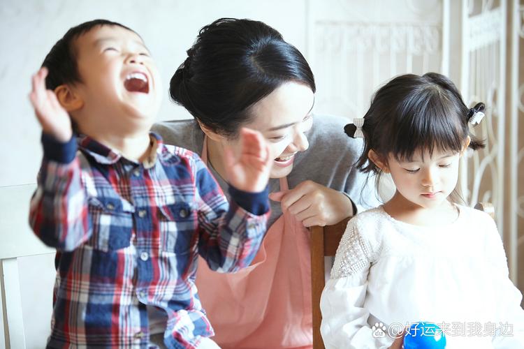 二胎家庭俩娃抢彩笔家长在旁无奈的真实场景