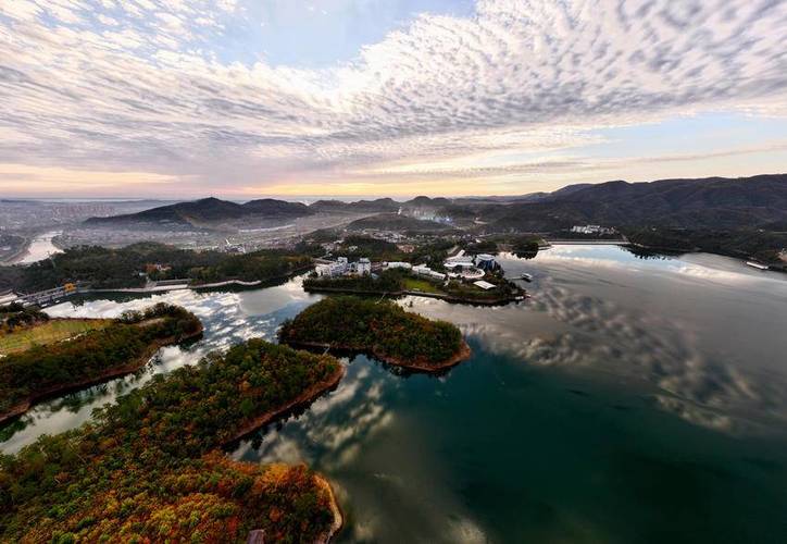 湖北南漳水镜湖环湖春日风光