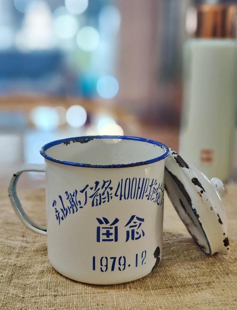 郊外山坡石墩上放着搪瓷茶缸