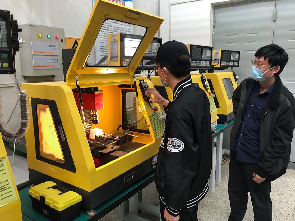 青少年操作数控机床加工偶像周边特写