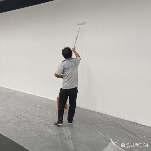 装修师傅在墙面涂刷墙固的现场