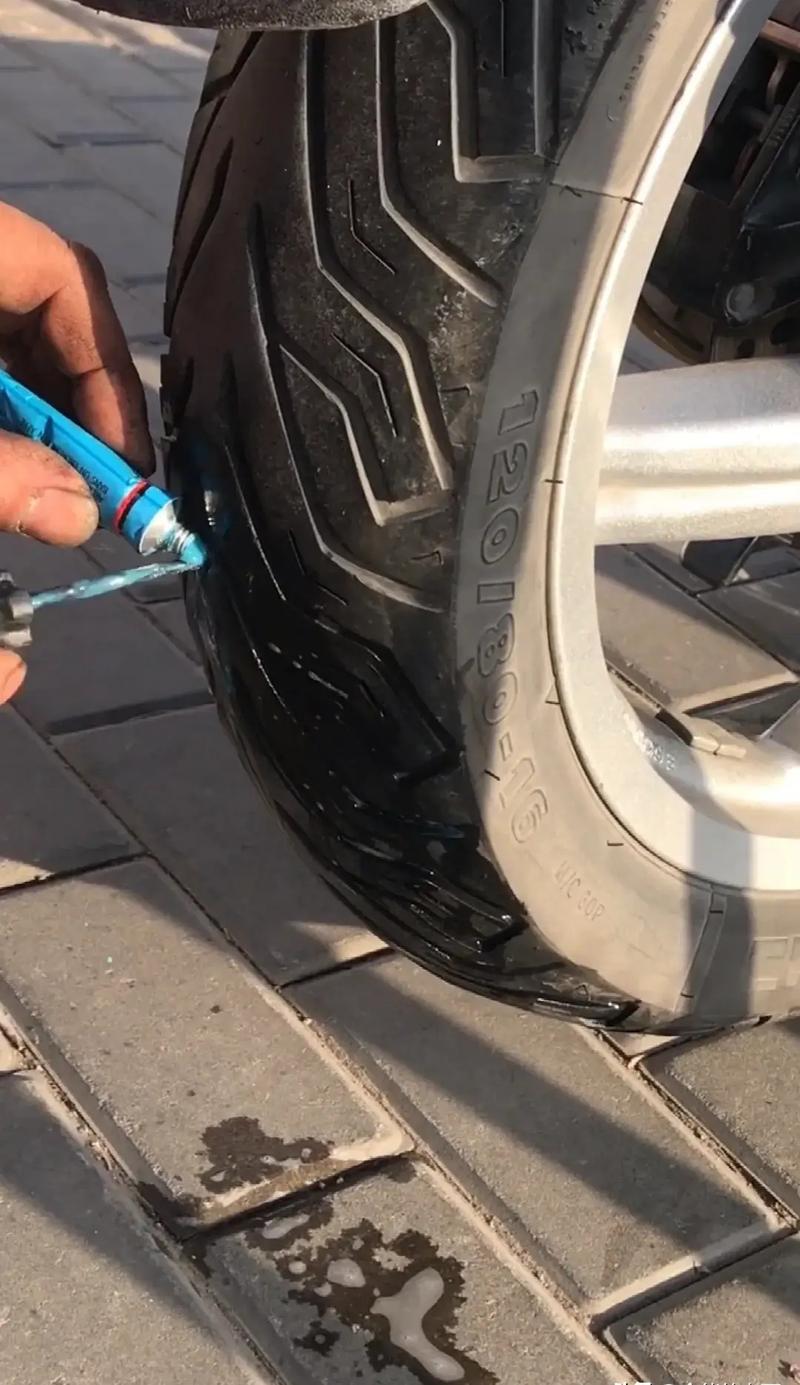 骑行者高原补胎现场
