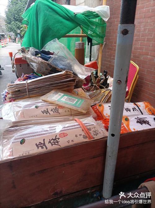社区便民服务站代收发快递与修鞋配钥匙摊位合并实景