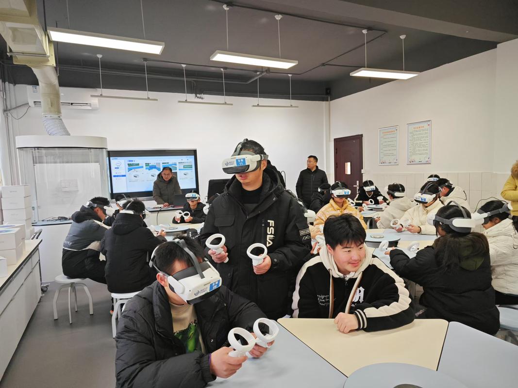 职业模拟实训教室里的学生进行VR体验