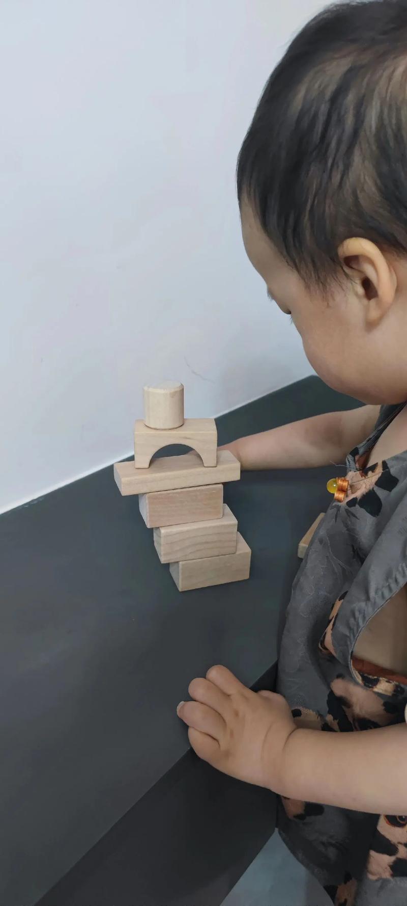 孩子专注玩木制拼图侧面特写