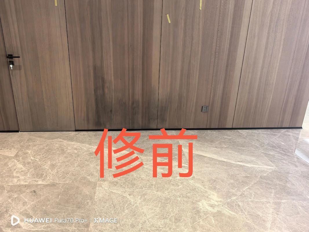 现代客厅木饰面背景墙裂缝发霉实拍