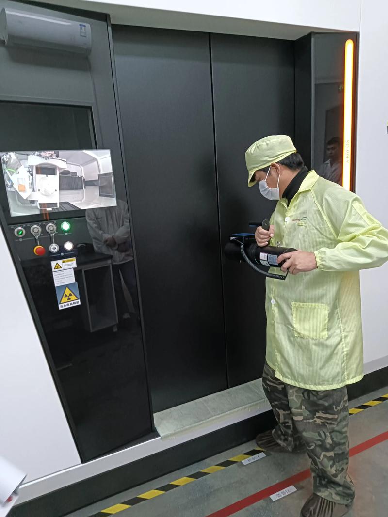 工业射线检测员在容器内操作X射线机