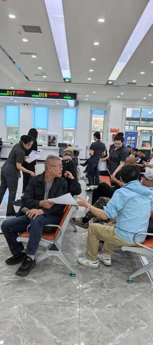 法院立案窗口排队当事人焦急等待