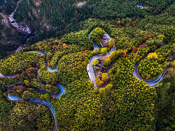 湖北南漳九华山山脚入口盘山公路