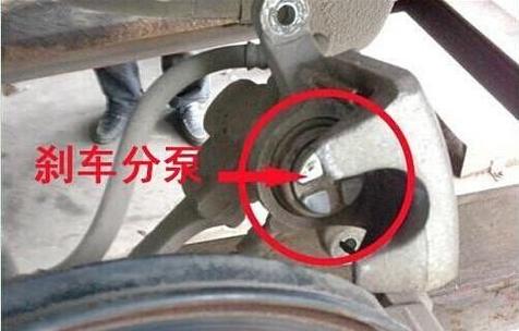 汽车刹车总泵推杆间隙测量调整实拍