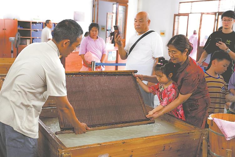 亲子旅行体验手工捞宣纸成品合照
