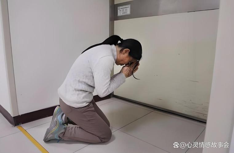 妈妈蹲下向孩子真诚道歉的温馨家庭场景