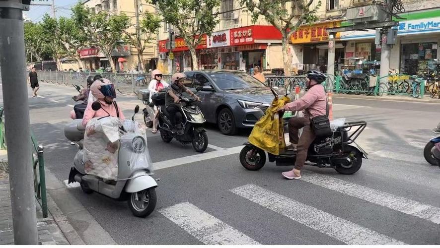 非机动车道逆行电动车逼停正常行驶车辆现场图