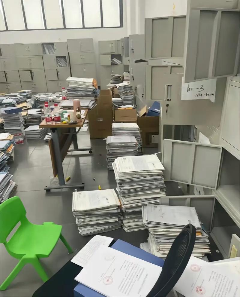 传统制造企业老板办公室审批堆积文件场景图