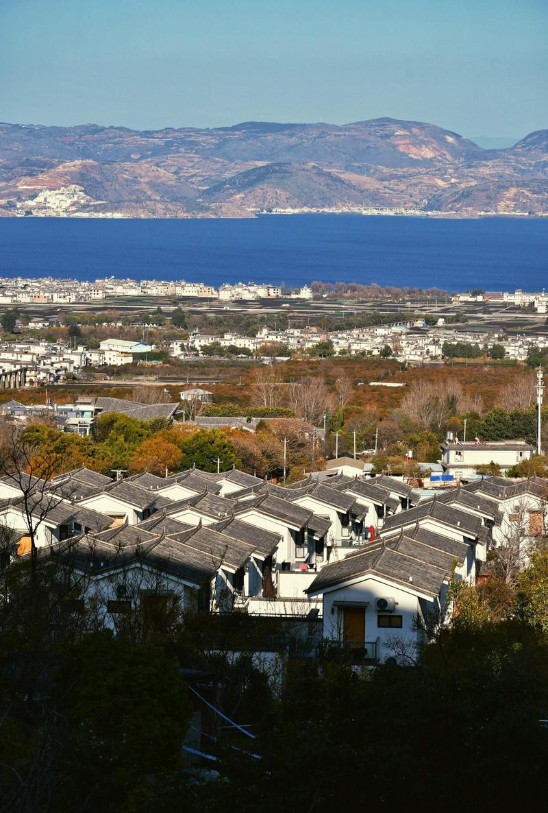 大理洱海沿岸青瓦白墙民居