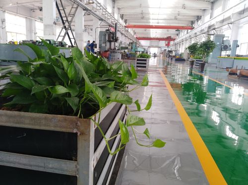 工业车间流水线旁绿植摆放实景