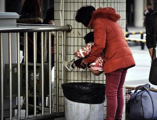 家长强迫婴儿把尿娃哭闹场景图