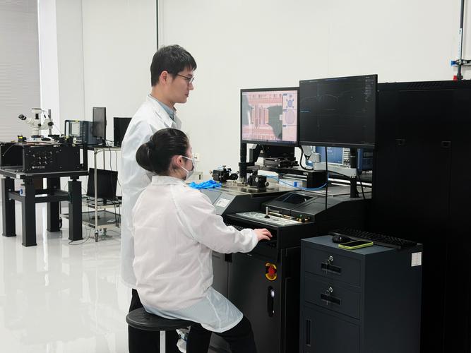 研究生联合培养校企双导师在半导体晶圆检测实验室调试设备场景图
