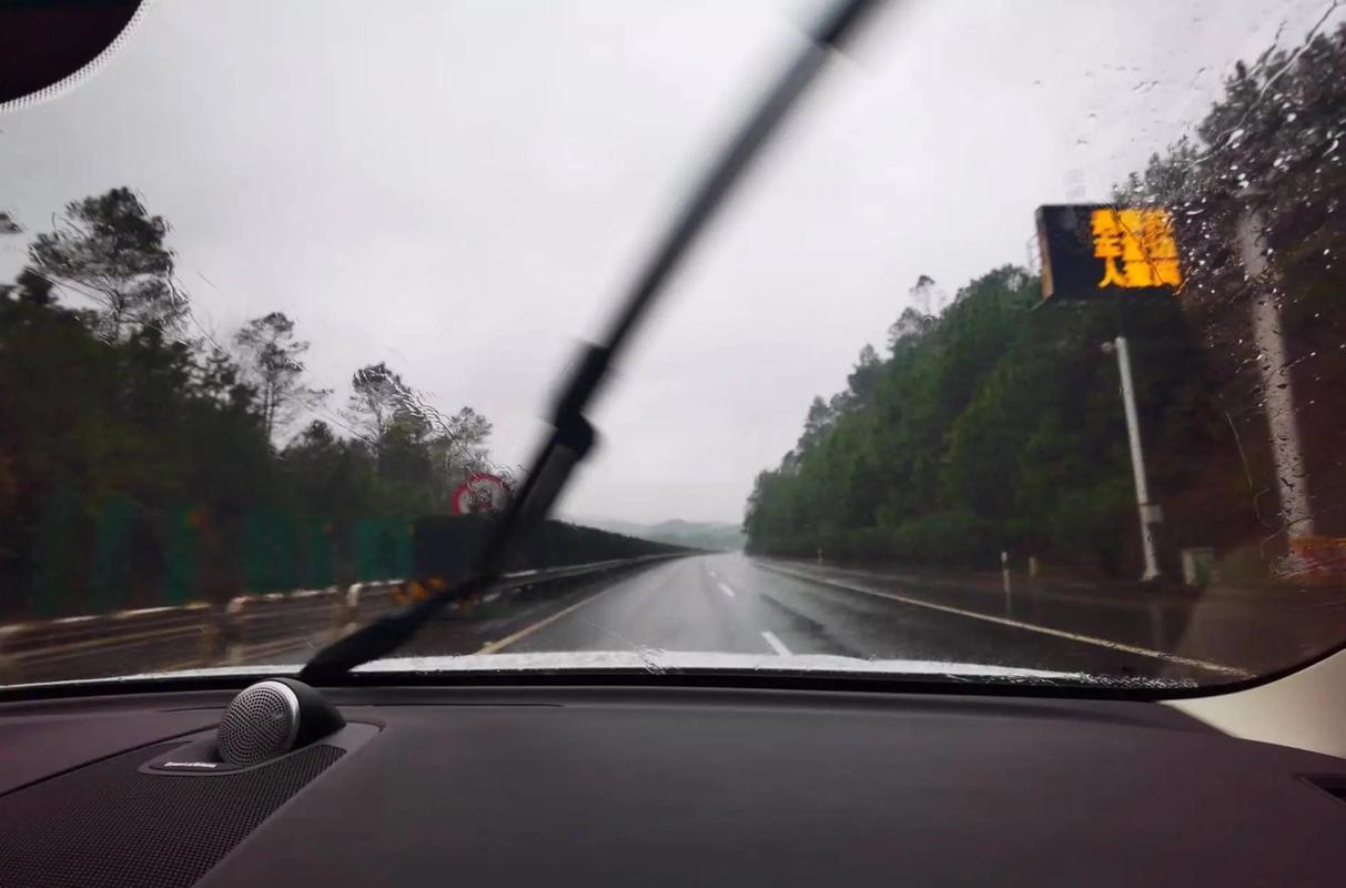 南京雨天奥体中心路边的自动驾驶试乘车辆