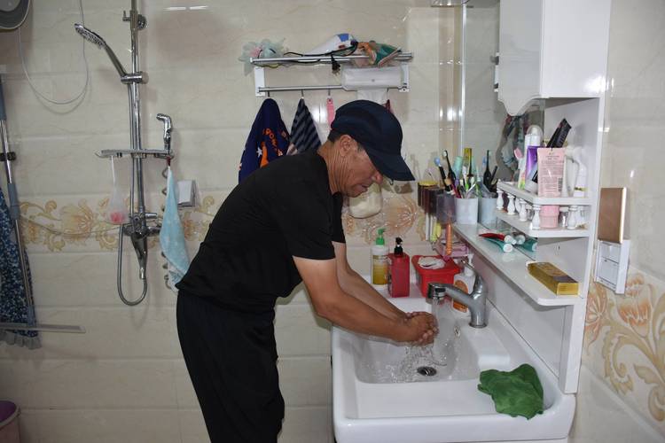 制造业工人下班回家洗漱准备休息场景