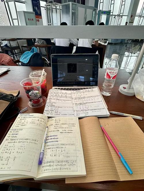 高中生伏案抄写学霸笔记的教室场景