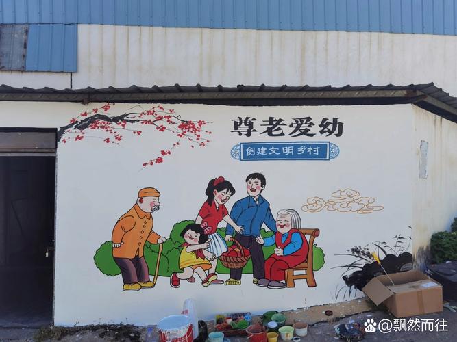 奶奶陪孩子在墙上贴的大纸上涂鸦