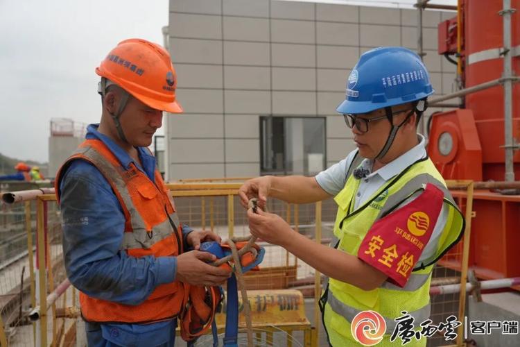 工人互相检查安全带