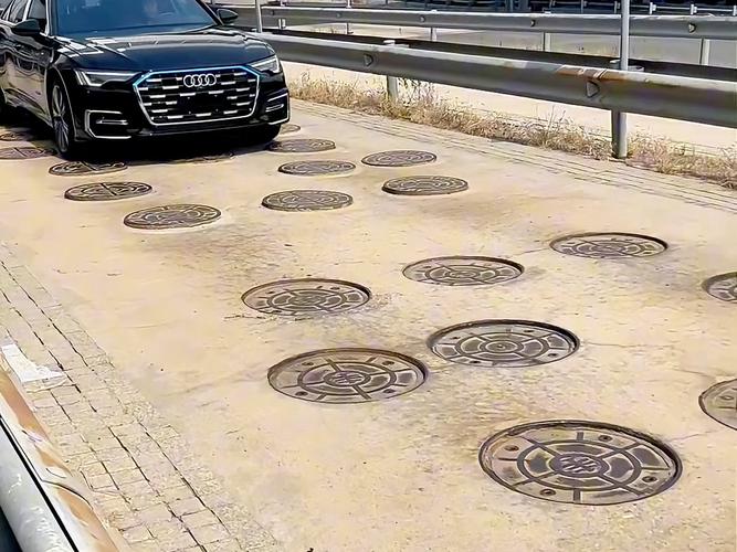 私家车主路试压井盖排查底盘旷量实拍