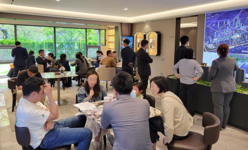 南京新盘售楼处客户算价场景