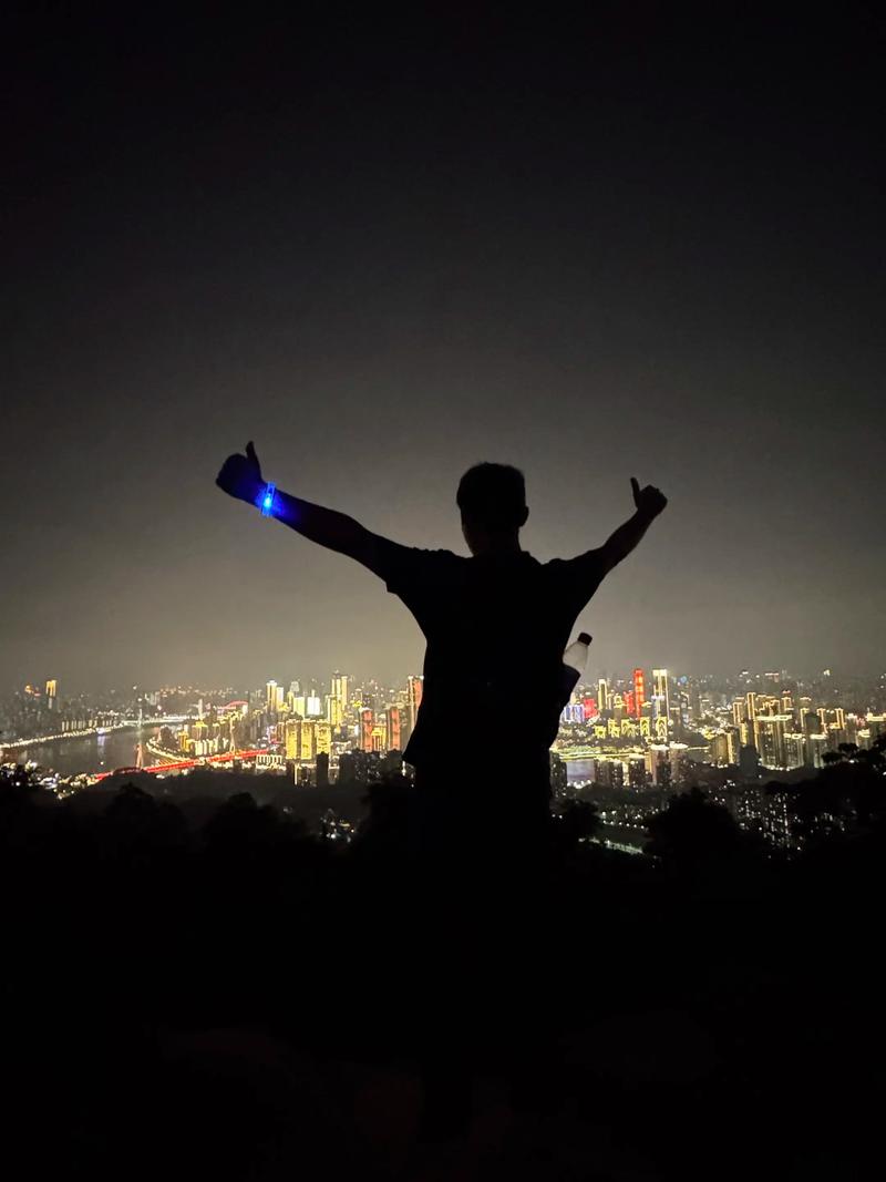 傍晚山脊小径上徒步者背影头灯光束照亮前方
