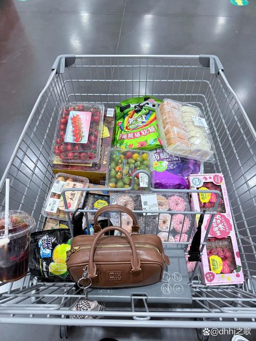 超市购物车对比图,一边堆满零食一边只放日用品