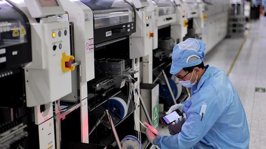 车间操作工扫码录入环境监测数据现场