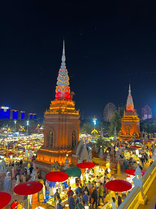 西双版纳告庄西双景大金塔夜景
