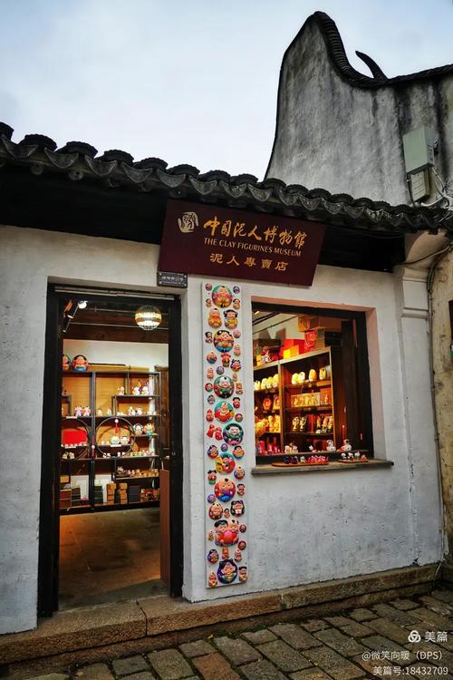 江苏无锡惠山古镇老街手作泥人作坊门口
