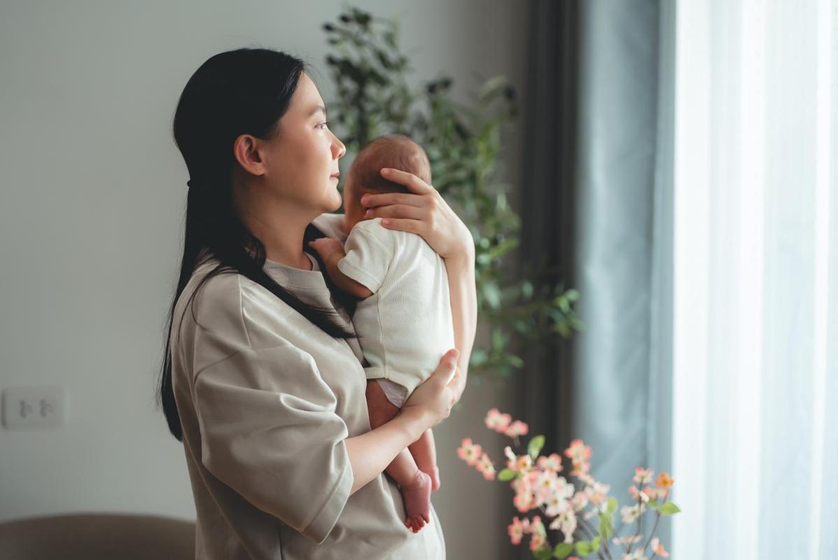 妈妈拥抱安抚哭闹宝宝实景图