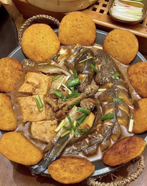 白洋淀铁锅炖杂鱼贴玉米饼美食