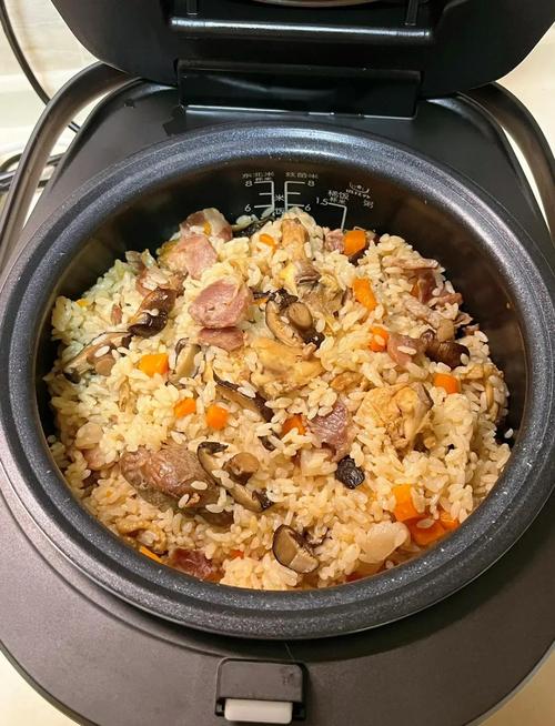 电饭锅菌菇杂烩素食焖饭成品图