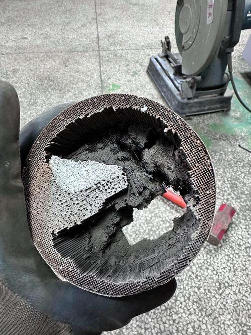 汽修店三元催化拆洗浸泡操作现场图