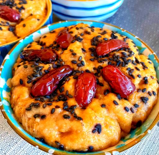 篜笼里刚出锅撒了红糖的重阳糕特写